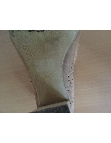 Pantofi toc patrat si model perforat