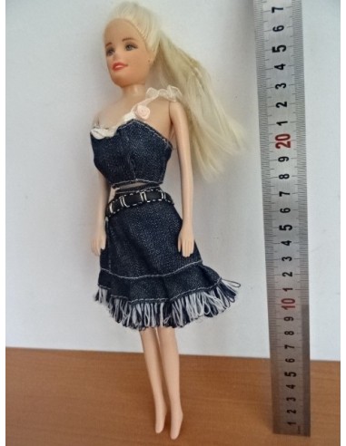 Papusa Barbie Fashionistas cu sarafan jeans