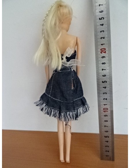 Papusa Barbie Fashionistas cu sarafan jeans