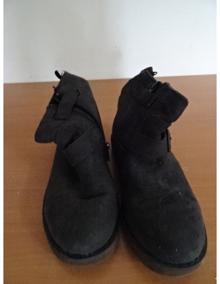 Cizme Ugg negre cu catarama H&M